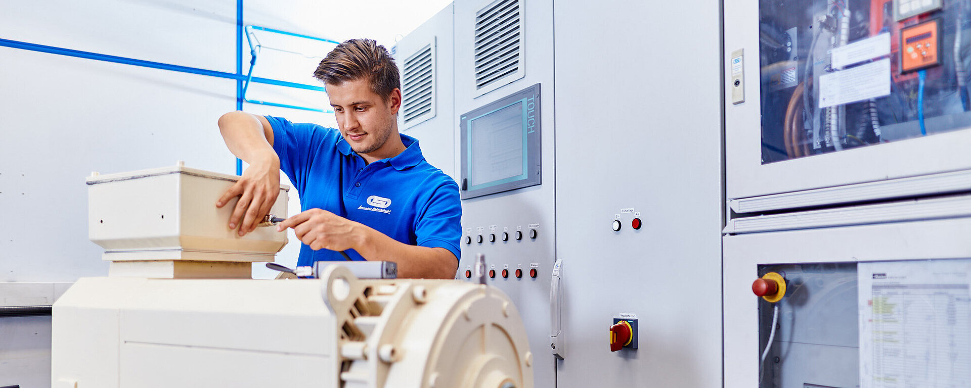 Mitarbeiter prüft einen Motor