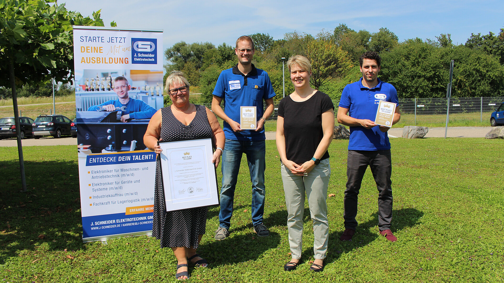 [Translate to English:] Geschäftsführung und Ausbilder bei der Übergabe von Best Place To Learn
