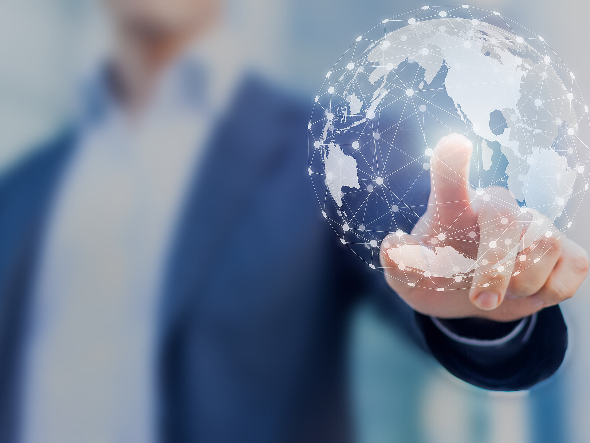 [Translate to English:] Mann vor digitaler Weltkugel