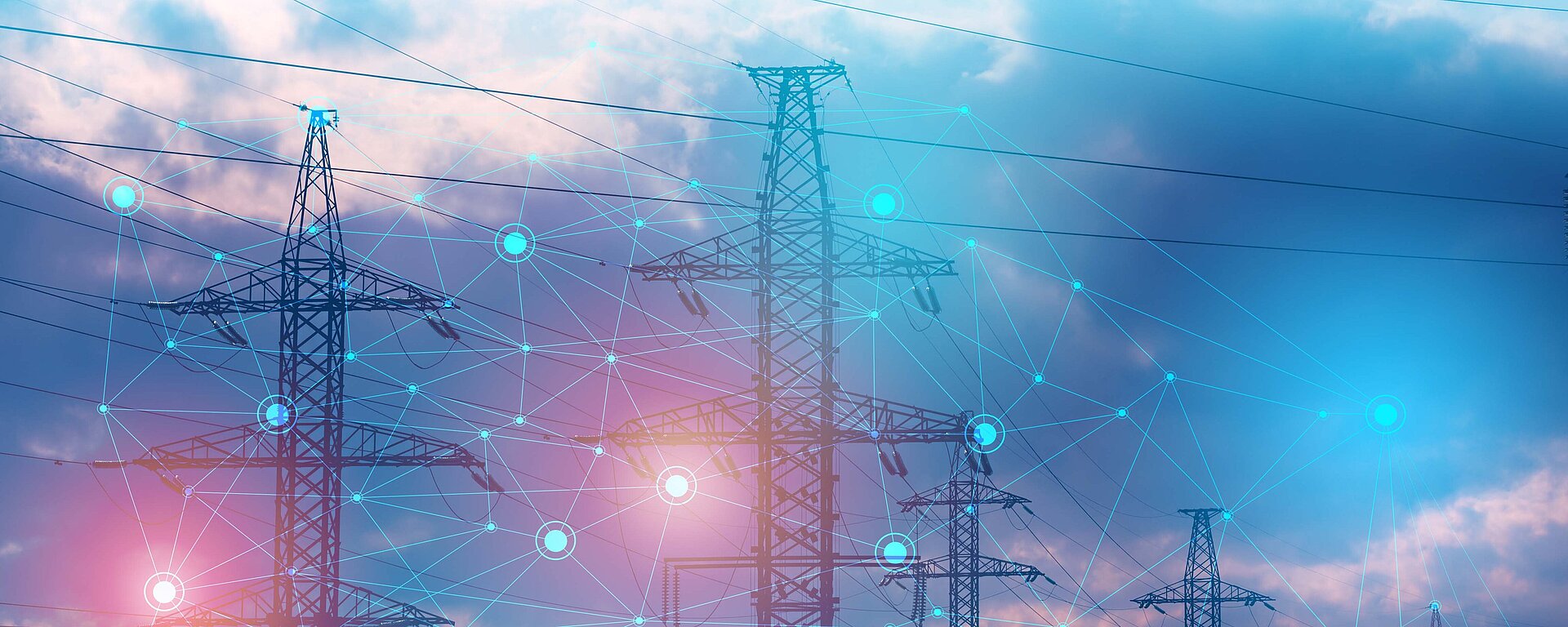Bild von einem Strommast vor einem bewölktem Himmel