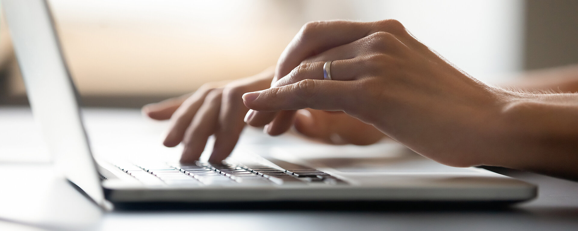 Hände auf der Laptop-Tastaur