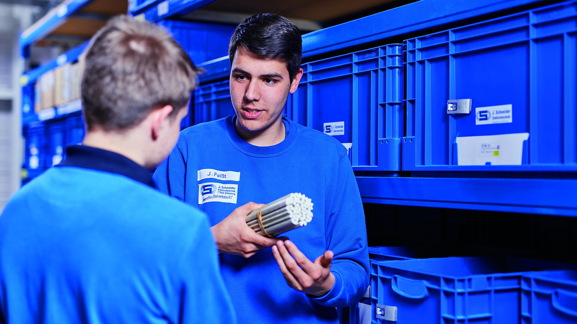 [Translate to English:] zwei Azubis arbeiten im Lager