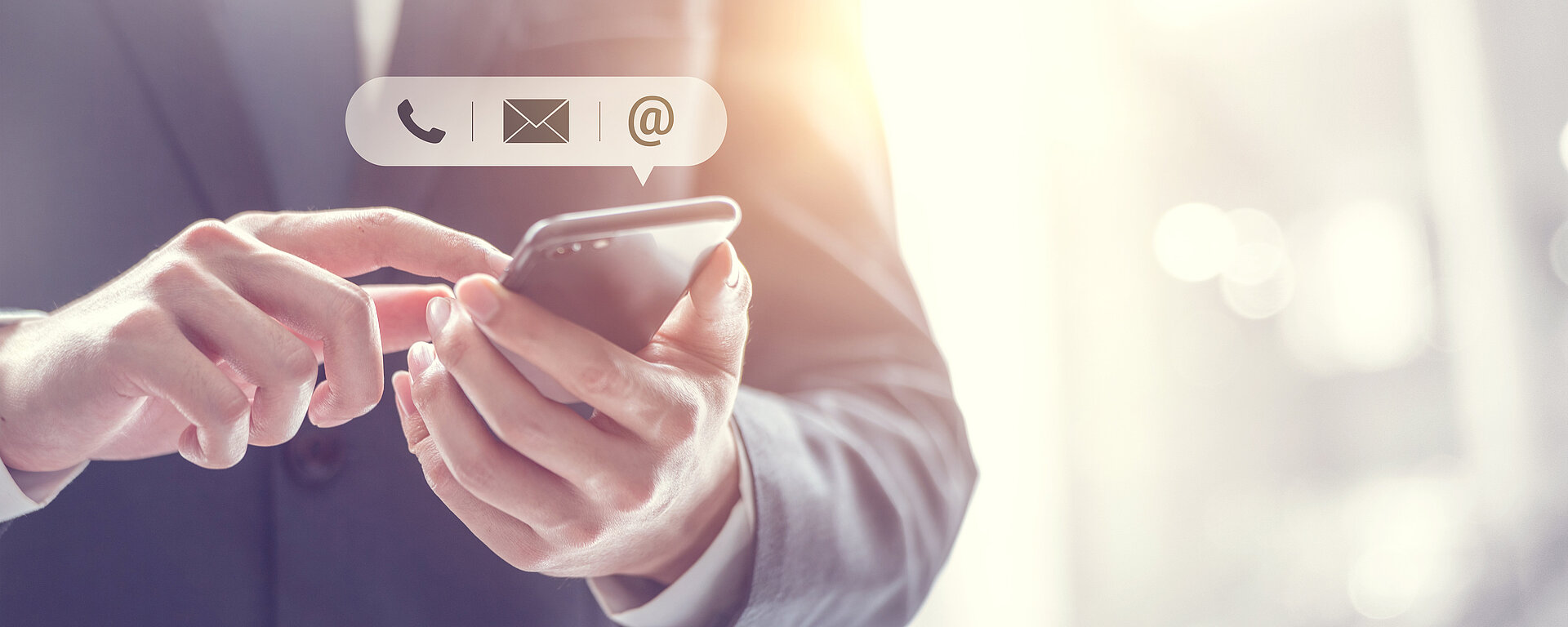 [Translate to English:] Hände mit Handy 